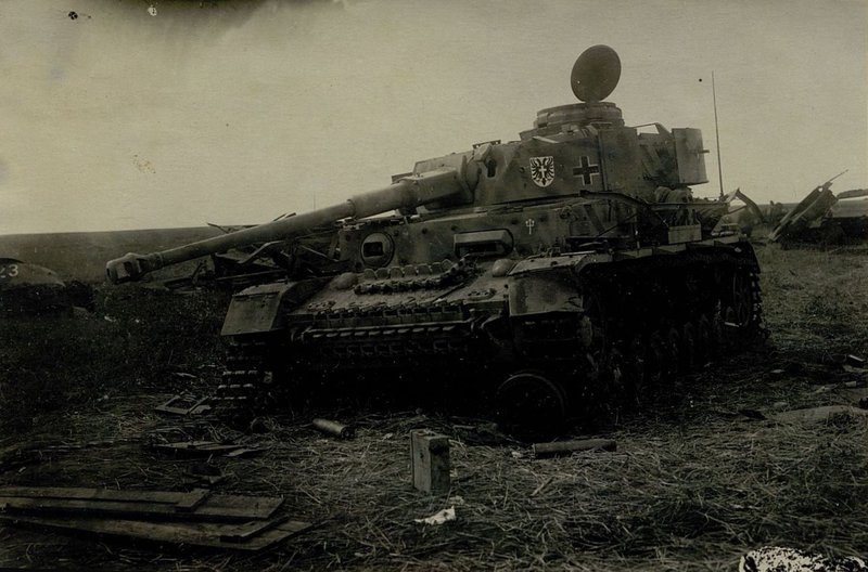 Image: Tank "Tiger", knocked out on 15.7.43 in the south. env. According to direct hits of 122 mm shells. The fire was led by the 4th battery of the 872 howitzer artillery regiment of the 12th Artillery Division (872 GAP 12 AD) of the Reserve of the High Command with direct fire from a distance of 600 meters