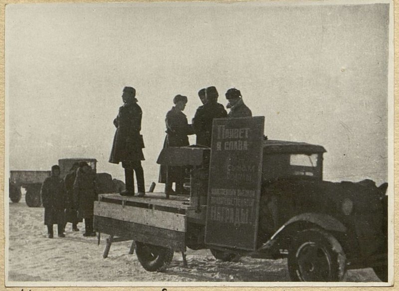 Фотография: Награжденный орденом "Красная Звезда" Старший лейтенант товарищ Пугач выступает на митинге