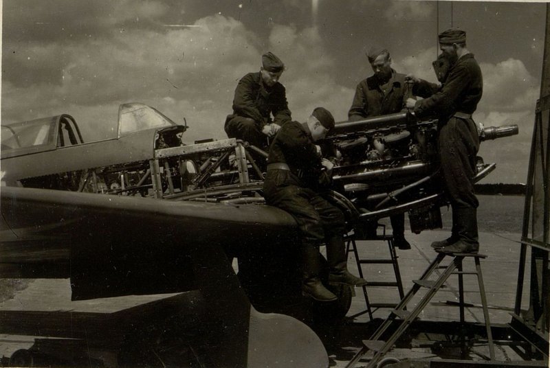 Фотография: Производится монтаж блока мотора ВК-105пф. на самолете ЯК-3, специалистами моторного ПАРМ-1 № 57