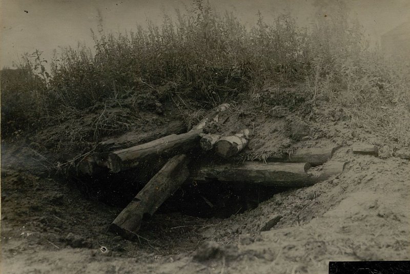 Image: Dugout in the Maslovo area. Destroyed by 1 battery 86 heavy howitzer artillery brigade - 5.7.43 years