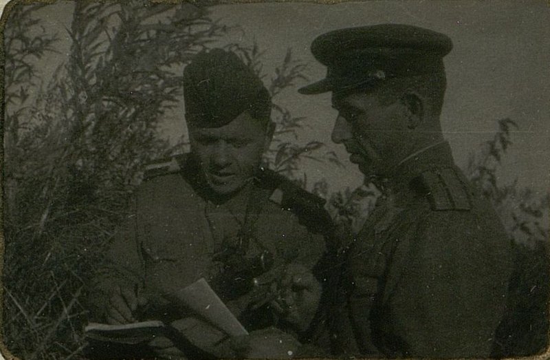 Фотография: Командир 38 ОАПР капитан товарищ Попов беседует с парторгом роты товарищ Нечто