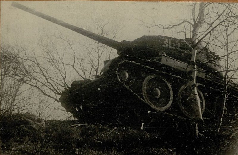 Фотография: Танк Т-34 в движении по горам в районе кв. 3200