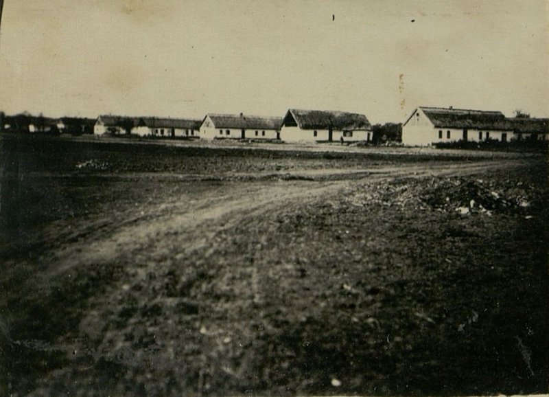 Фотография: с. Кассель. Дома, где размещены раненые 2-медицинского отделения