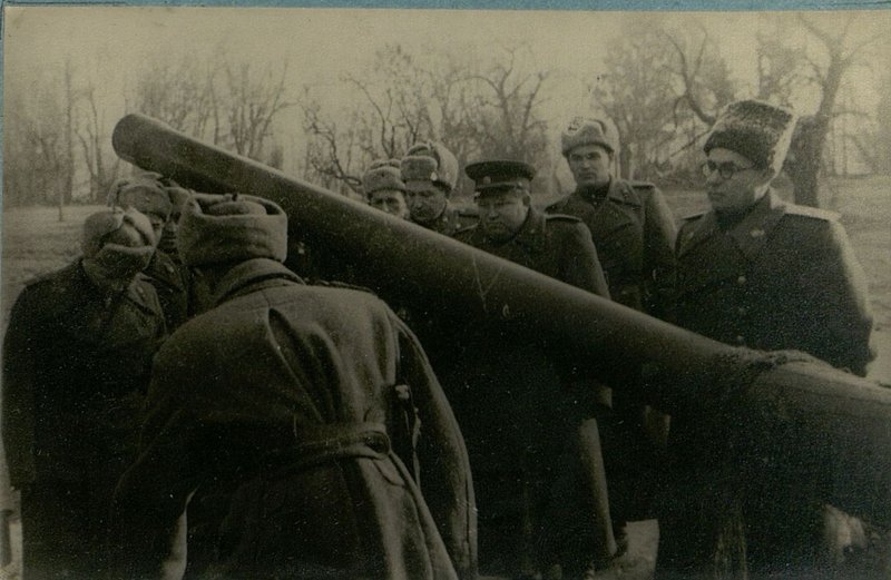 Фотография: Генерал-лейтенант Козлов и генерал-майор Воронов осматривают боевую технику