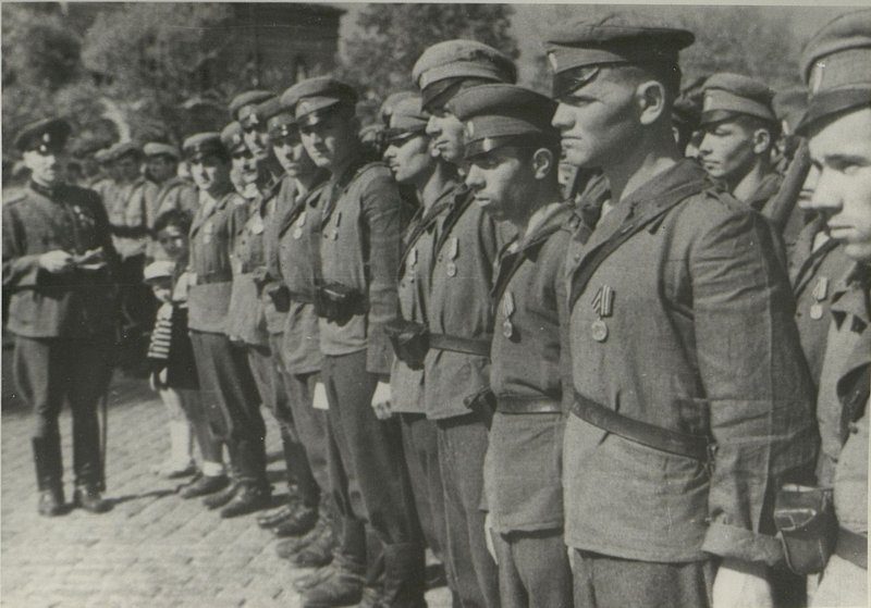 Фотография: Генерал-полковник товарищ Бюрюзов вручает ордена Советского Союза болгарским генералам и офицерам