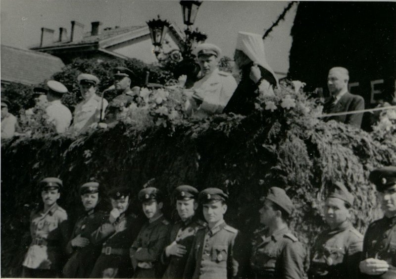 Фотография: Генерал-полковник товарищ Бюрюзов вручает ордена Советского Союза болгарским генералам и офицерам