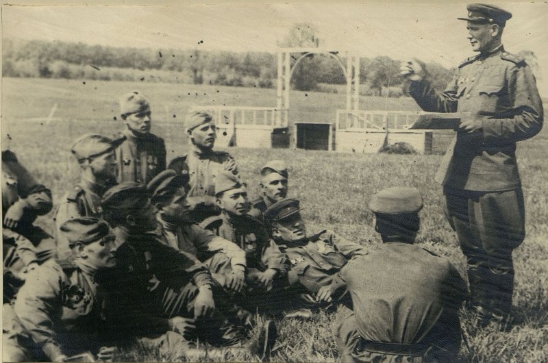 Фотография: Парторг 914 артиллерийского Ордена Кутузова полка капитан Домановский проводит совещание с парторгами батарей и дивизионов
