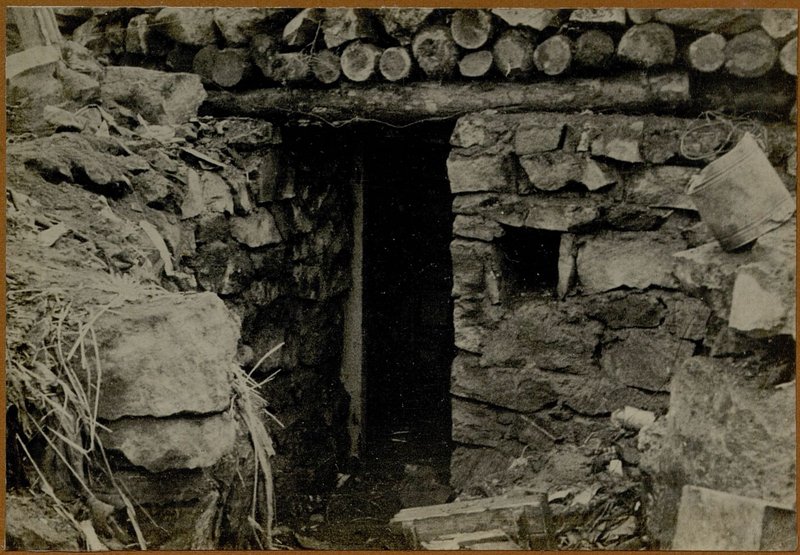 Фотография: Вход в укрытие