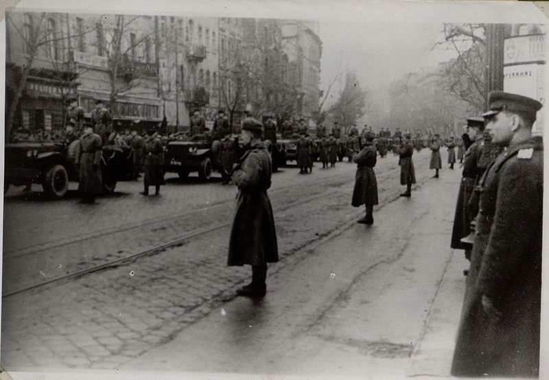 Фотография: Перезахоронение останков погибших героев Советского Союза и полковников на центральное офицерское кладбище "9" февраля 1946 г.