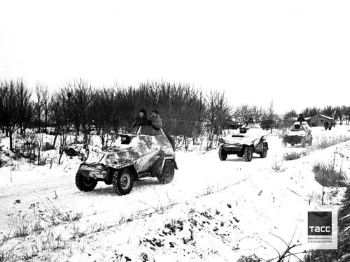 Советские броневики во время движения к линии фронта, Сталинградская область