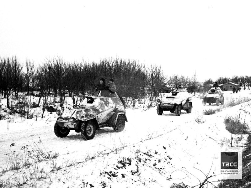 Советские броневики во время движения к линии фронта, Сталинградская область