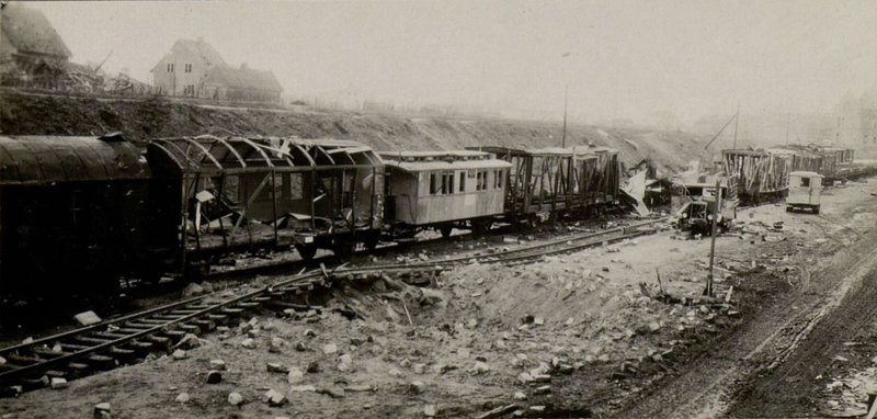 Фотография: Результаты попаданий бомб в железнодорожное полотно в районе Хайлигенбайль