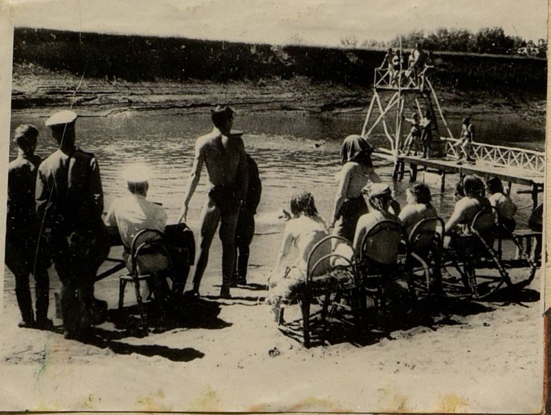 Image: General Vorozheikin observes jumping from a tower