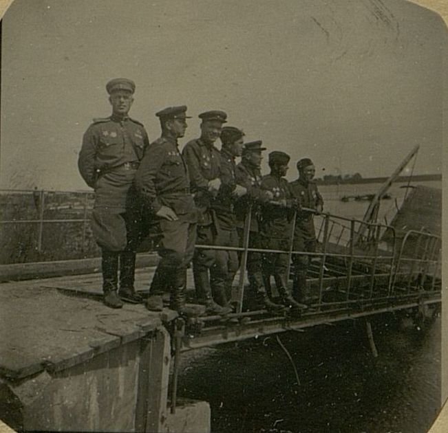 Фотография: У взорванного моста. Группа офицеров