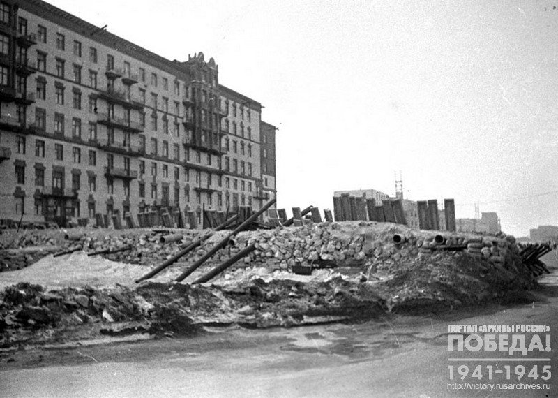 Баррикады на одной из улиц Москвы