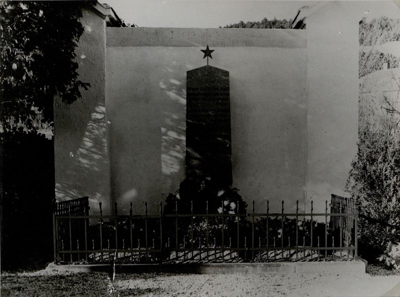 Фотография: г. Бадфишау. Братская могила