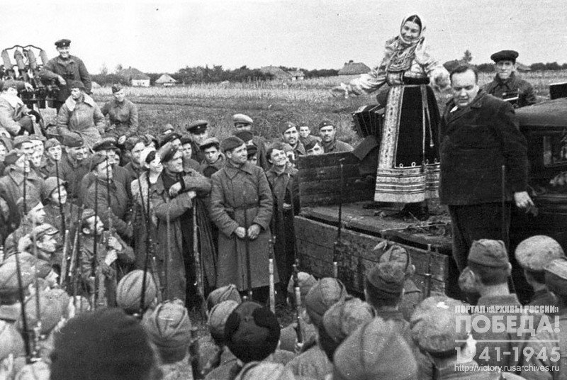 Front-line brigade of Moscow artists on the Southern Front. Lydia Ruslanova's performing