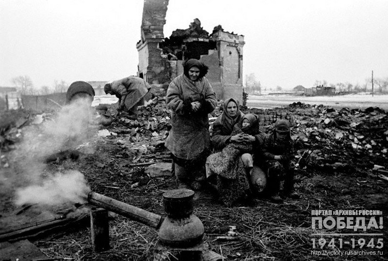 Семья колхозницы П.В. Телегиной на месте сожжённого немцами их дома в селе Сучкино