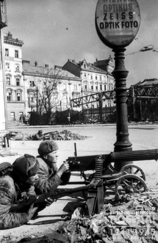 Machine gunners  fighting street-to-street in the central part of Vienna