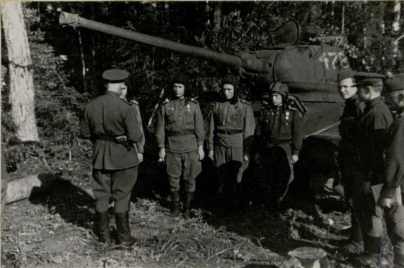 Фотография: Полковник Кудрявцев вручает боевую машину экипажу Командира 2 танкового батальона капитана Рощупкина