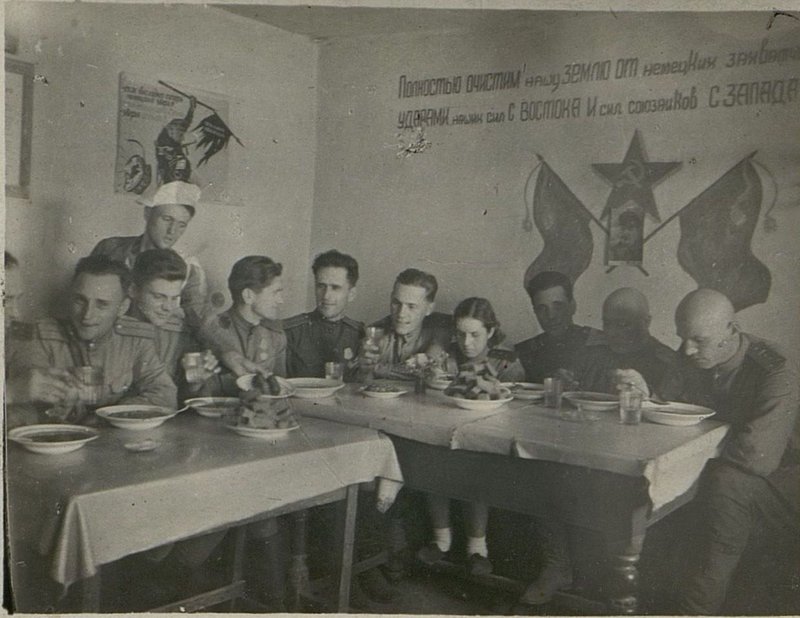 Фотография: За обедом в офицерской столовой 18 августа 1944 года