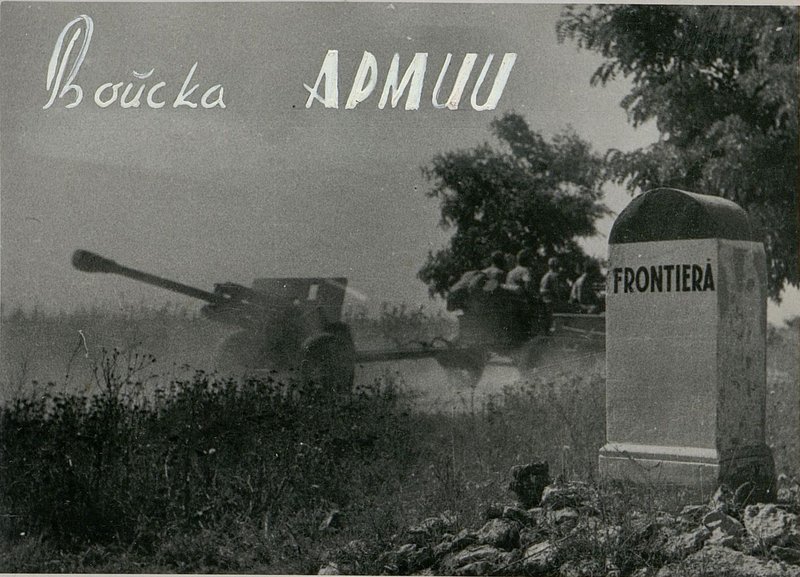 Фотография: Войска армии вступили на территорию Румынии