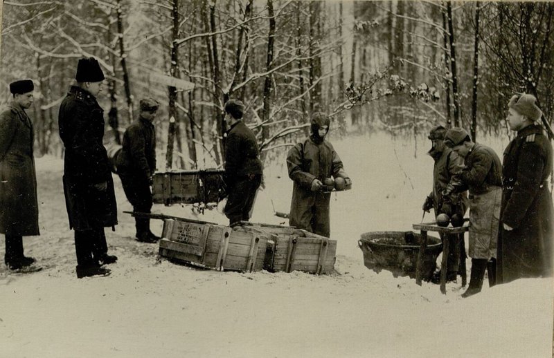 Фотография: Химическое отделение Батальона аэродромного обслуживания производит зарядку ампул АЖ-2 жидкостью "КС"