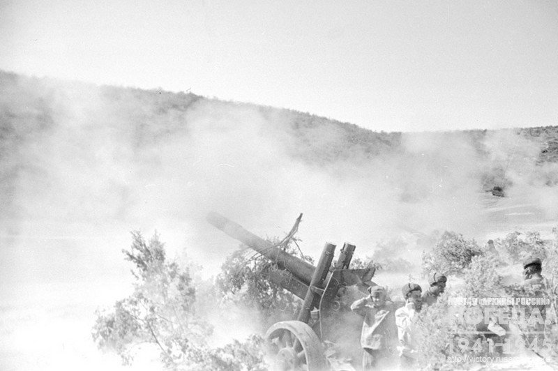 Battery of heavy guns of First Lieutenant A. Vasiliev firing at the enemy’s fortifications near the city of Sevastopol. Village of Simeiz, 1944