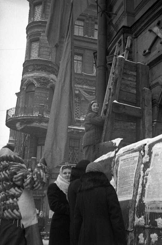 Жители города вывешивают Красные флаги на проспекте 25 Октября (Невский пр.) по случаю прорыва блокады Ленинграда