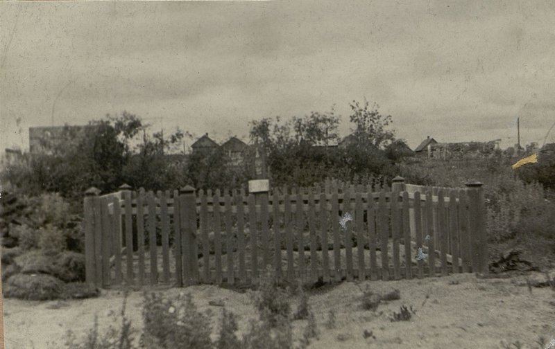 Image: Military burial of the unknown colonel and major Vasily Vlasovich Konovalov, Grodno region, Zelvensky district, metro Zelna, park