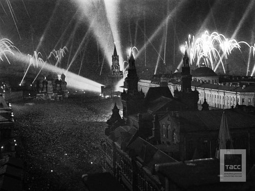 Салют на Красной площади в честь победы Советского Союза над Германией в Великой Отечественной войне, Москва, май 1945 г.