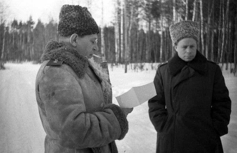 Командующий Калининским фронтом генерал-полковник М.А. Пуркаев (слева) и член Военного совета Калининского фронта Д.С. Леонов