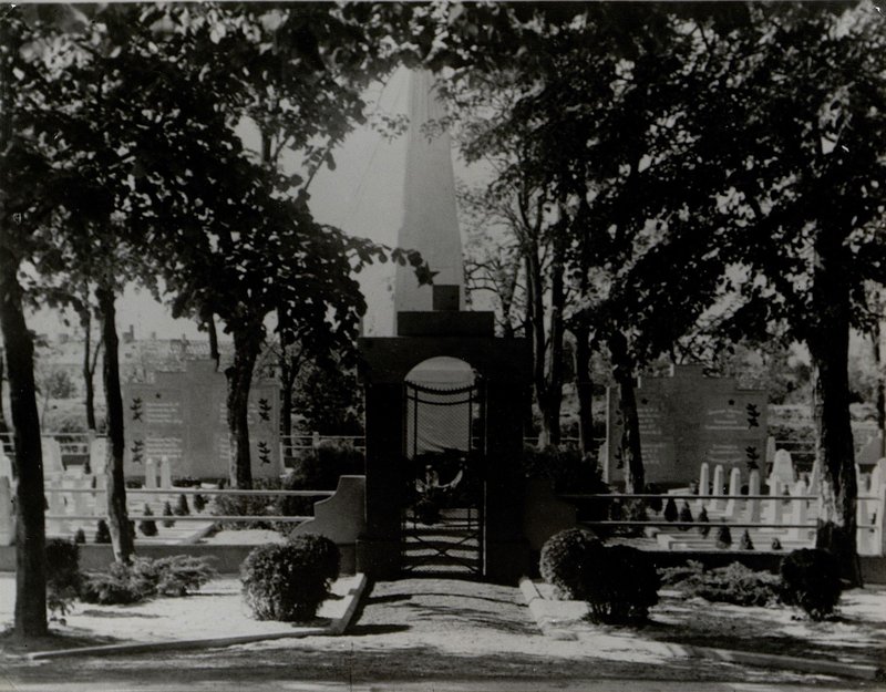 Фотография: г. Неункирхен. Вход на воинское кладбище