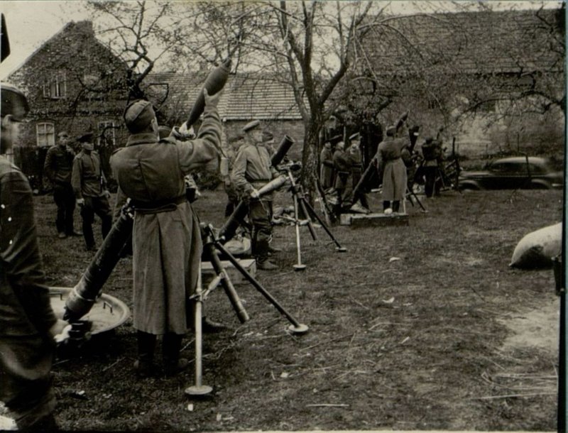 Фотография: Минометная батарея старший лейтенанта Бубынина ведет огонь по противнику