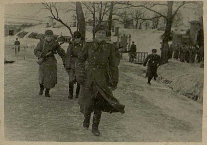Фотография: Вручение Красного Знамени