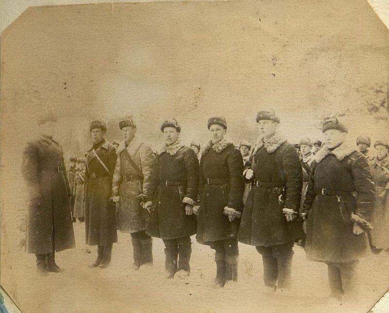 Фотография: Лучших разведчиков, отличившихся в поимке "языка", командир дивизии полковник Зайоничковский наградил орденами и медалями Союза ССР
