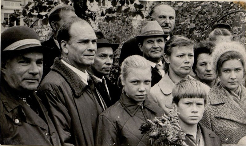 Image: Guards Colonel Karpekin I.N., Adamson V.M., Fedoriev S.A., Mazurenko D.A. with schoolchildren of 229 schools in Nevskaya Dubrovka 1978
