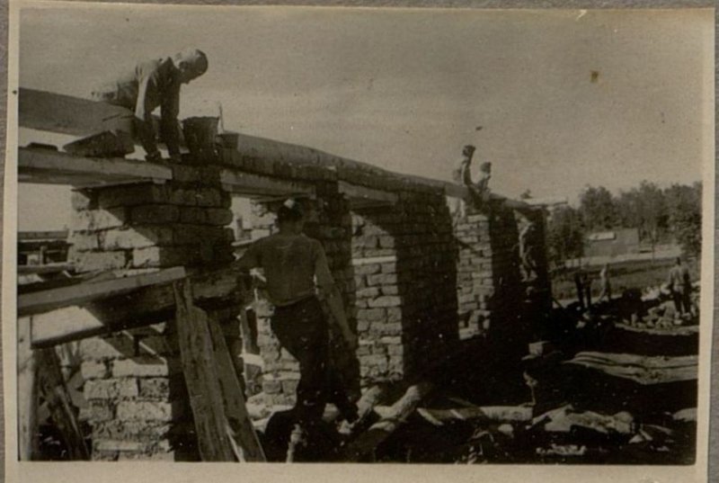 Фотография: Строительство бараков