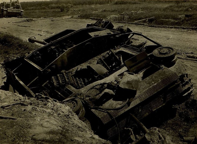 Фотография: Танк разбитый прямым попаданием бомбы танк в районе Сухари (под танками обнаружено 9 трупов немцев)