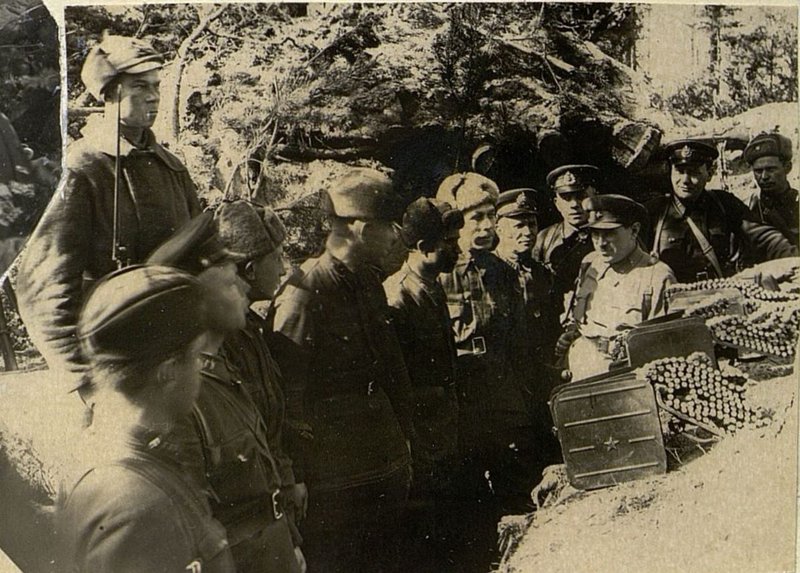 Фотография: Член Военного Совета дивизионный комиссар Васильев и член Президиума Верховного Совета на участке обороны бригады