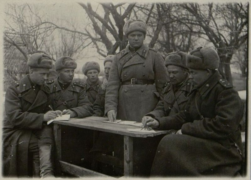 Image: Deputy battalion commander for political affairs, Major Semyonov conducts a seminar for political group leaders