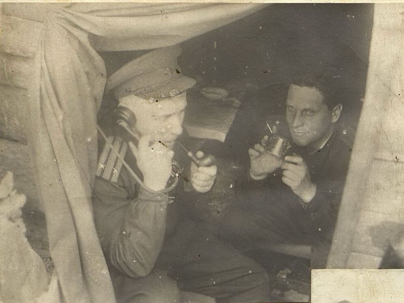 Фотография: Крохотная землянка в узком глинистом овраге, обстреливаемом беспрерывно противником. Это-командный пункт командира полка