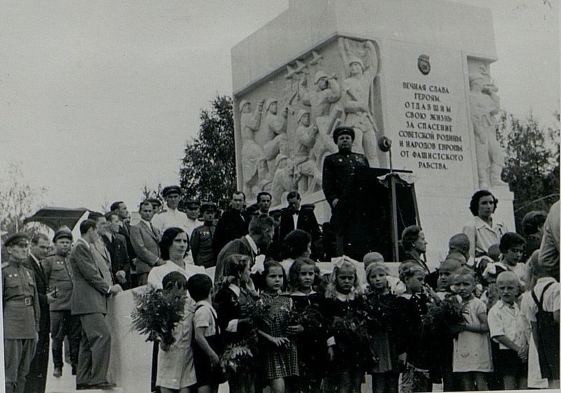 Фотография: Возложение венков