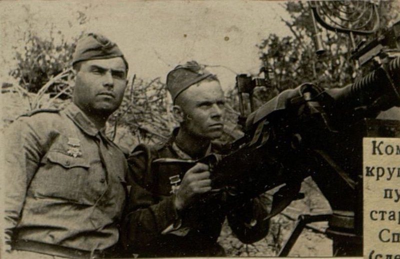 Фотография: Командир расчета крупнокалиберного пулемета ПВО старший сержант Спивачук С.С. (слева) и наводчик красноармеец Трещев Н.А. (591 полк)