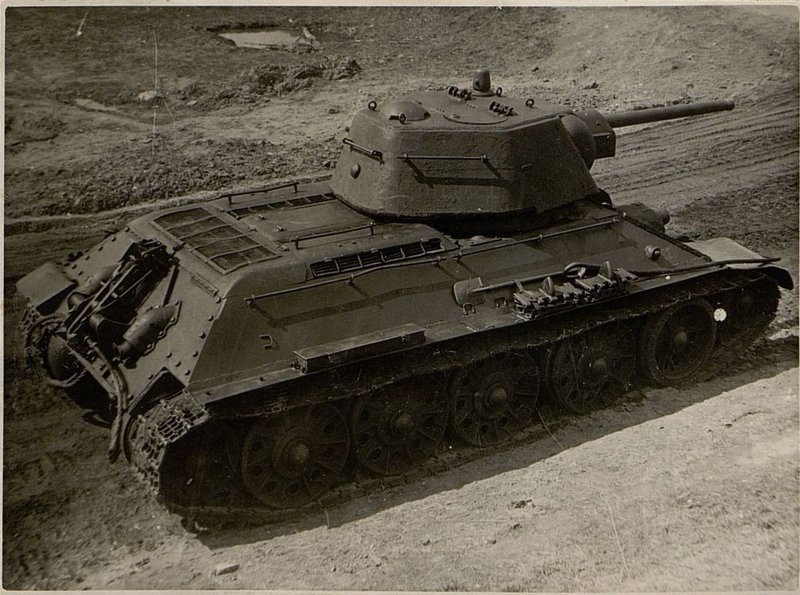 Фотография: Средний танк Т-34 (огнемётный)