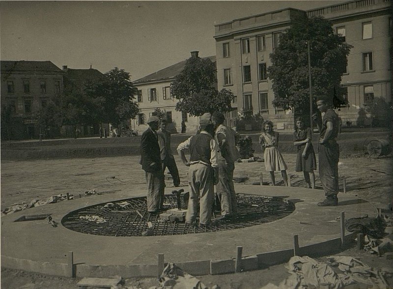 Фотография: Укладка арматуры фонтана
