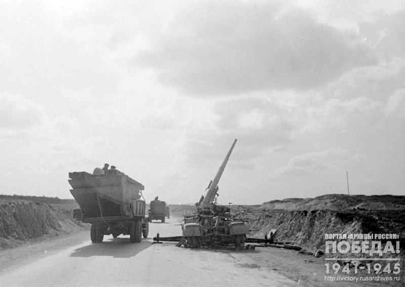 Советская боевая техника на марше
