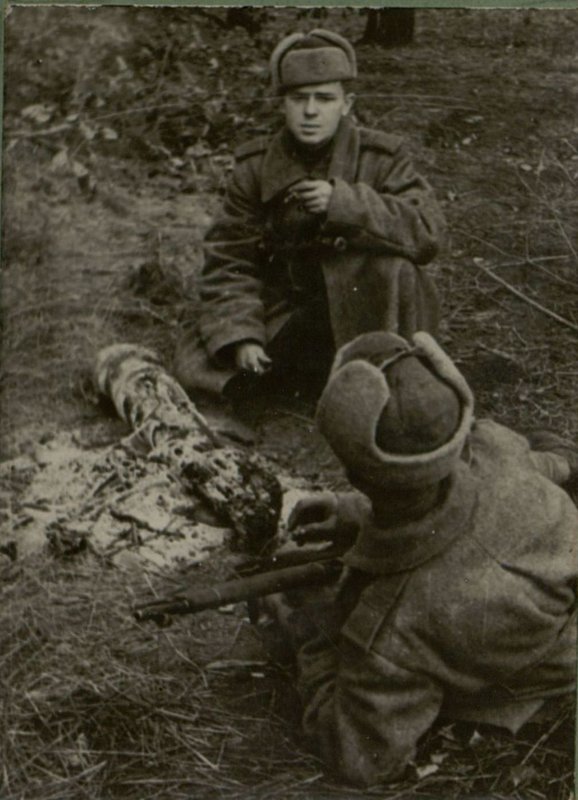 Фотография: Два боевых друга: мл. серж. Копысов и рядовой Д. Цыбысов