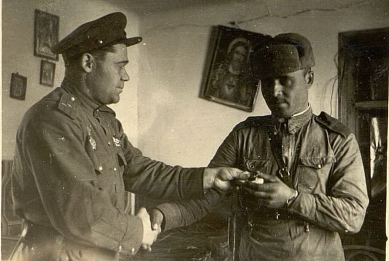 Фотография: Командир полка полковник Шабанов вручает награды