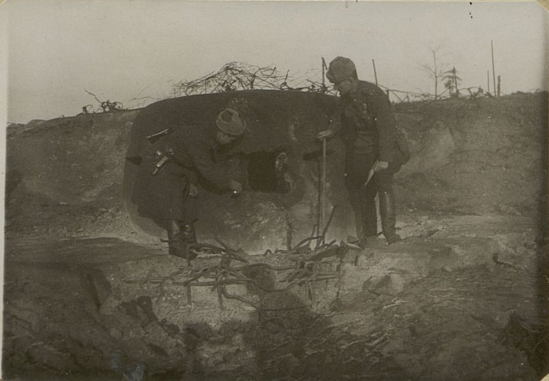 Фотография: Вскрытие бетона ДОТ у основания бронеколпака 203 мм гаубицей